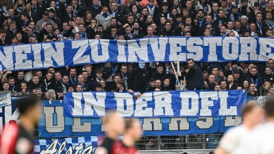 Seit Wochen protestieren die Fans in der ersten und zweiten Bundesliga gegen den Investoren-Einstieg bei der DFL. (Foto: Arne Dedert/dpa)