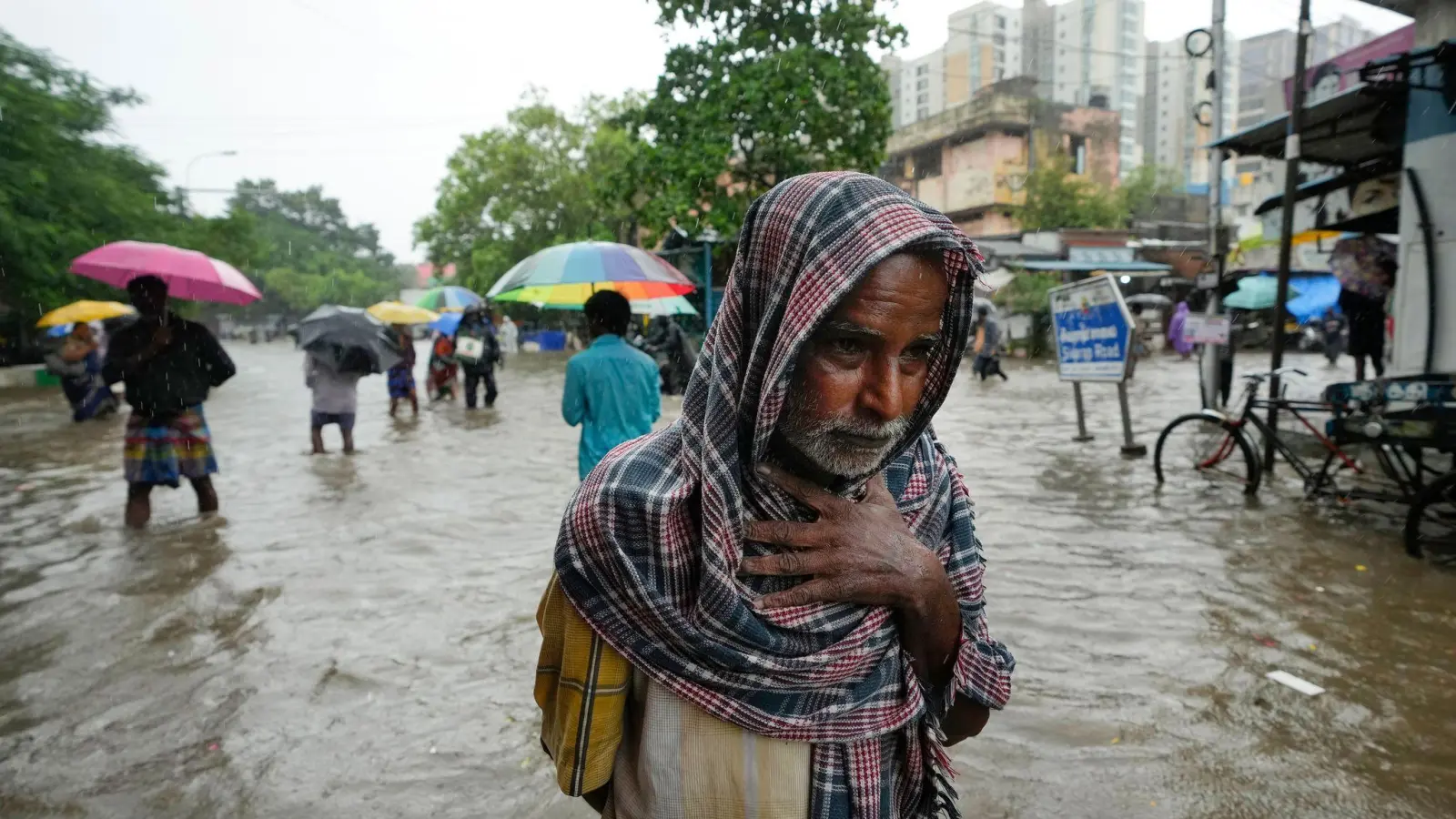 Straße unter Wasser - Starkregen in Indien (Foto: Mahesh Kumar A./AP/dpa)