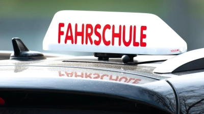 Auf ein Fahrschulauto prallte in Ansbach ein Lkw. (Archivbild: Swen Pförtner/dpa/dpa-tmn)