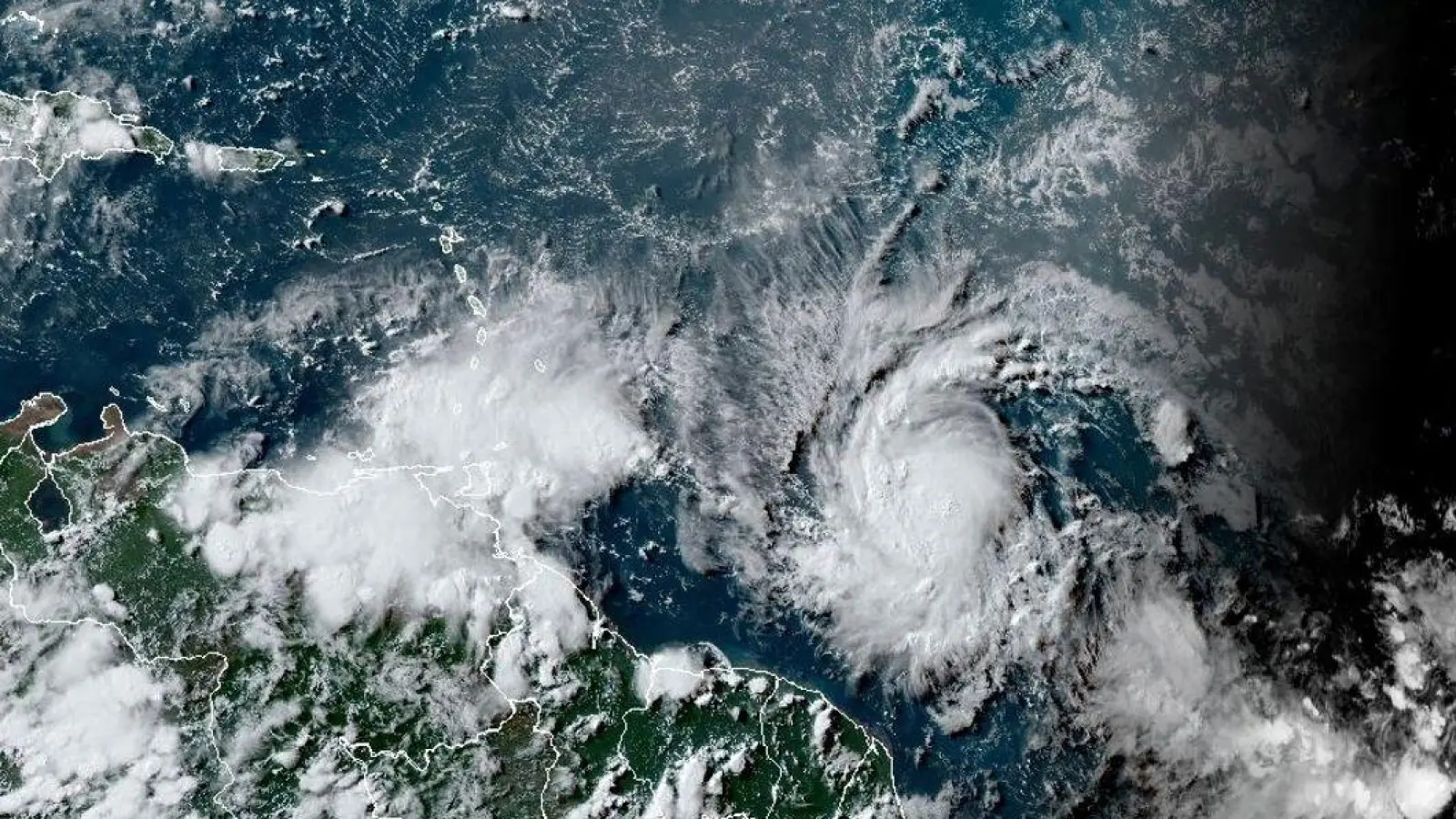 Das Satellitenbild der National Oceanic and Atmospheric Administration (NOAA) zeigt den Hurrikan „Beryl“. (Foto: -/National Oceanic and Atmospheric Administration via AP/dpa)
