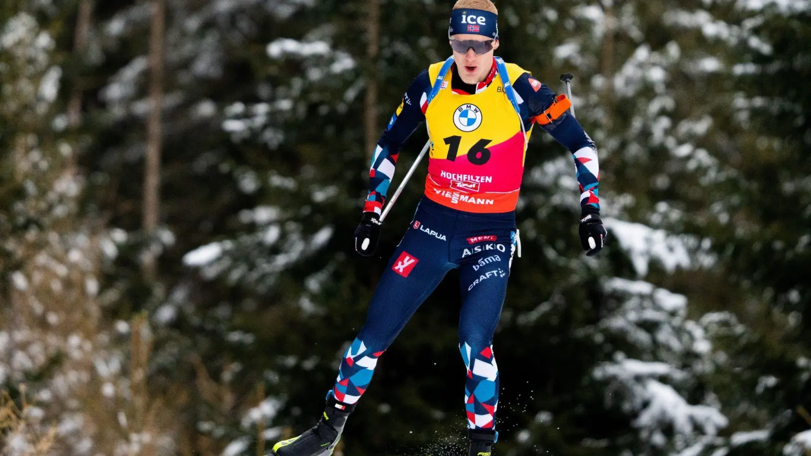 Siegte auch beim Weltcup in Hochfilzen: Biathlon-Ass Johannes Thingnes Bö. (Foto: Georg Hochmuth/APA/dpa)