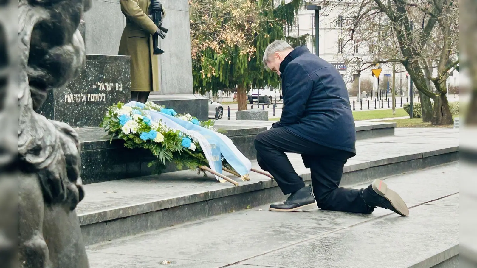 Bayerns Ministerpräsident Markus Söder vor dem Denkmal der Helden des Warschauer Ghettos. (Foto: Marco Hadem/dpa)