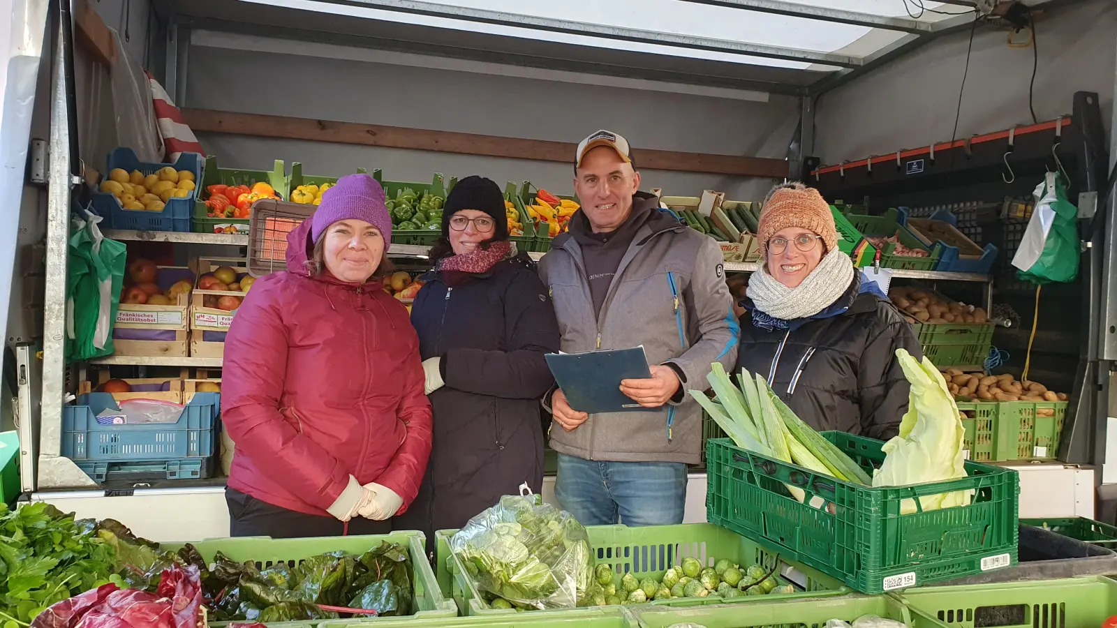 Werden ihre wöchentliche Visite am Bad Windsheimer Wochenmarkt schmerzlich vermissen (von links): Sonja Kretschmer, Katja und Robert Bauer sowie Marion Stoll. (Foto: Anna Franck)