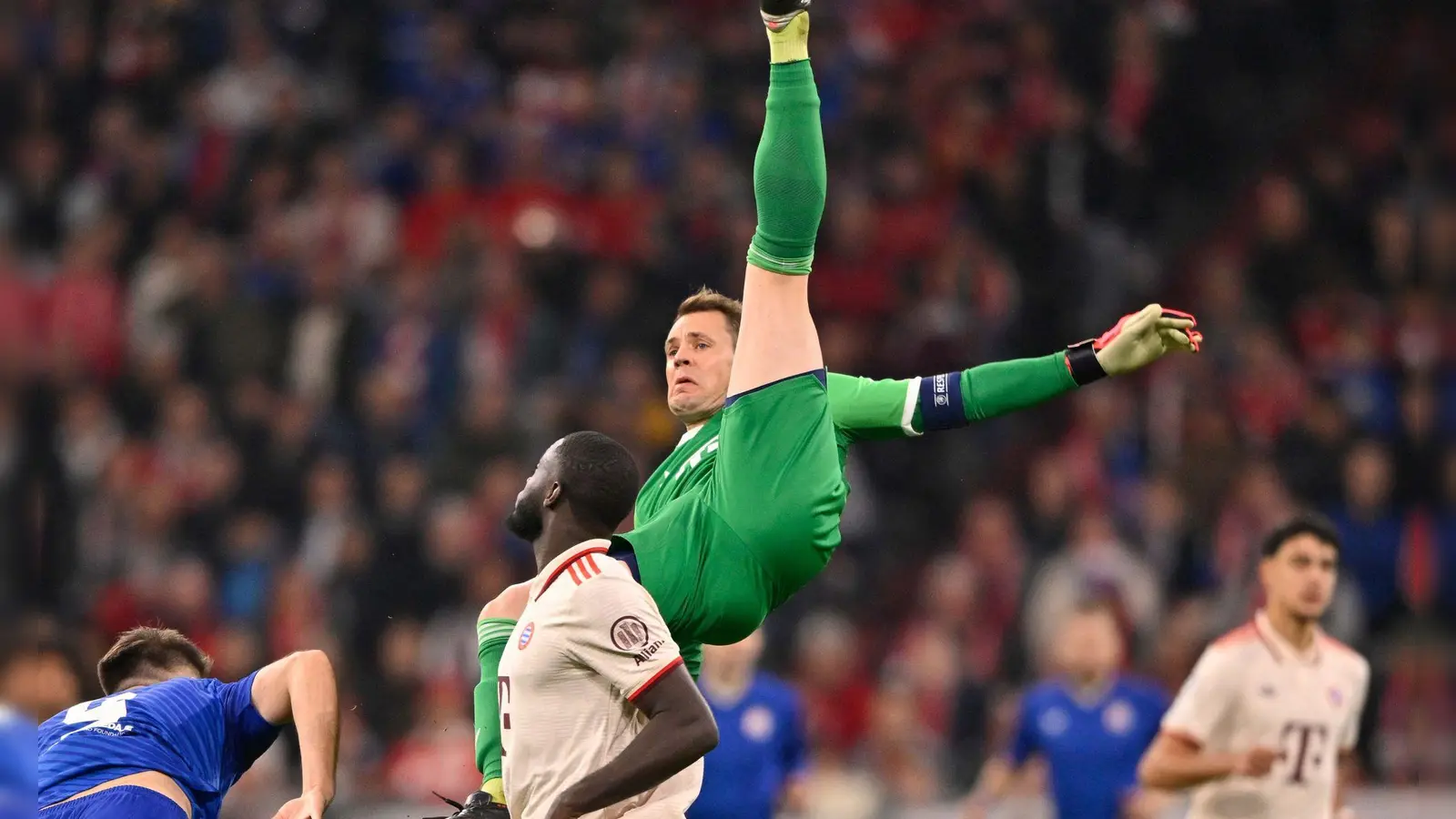 Bei dieser Rettungstat gegen Zagreb verletzte sich Manuel Neuer. (Foto: Michael Weber/Eibner-Pressefoto/dpa)