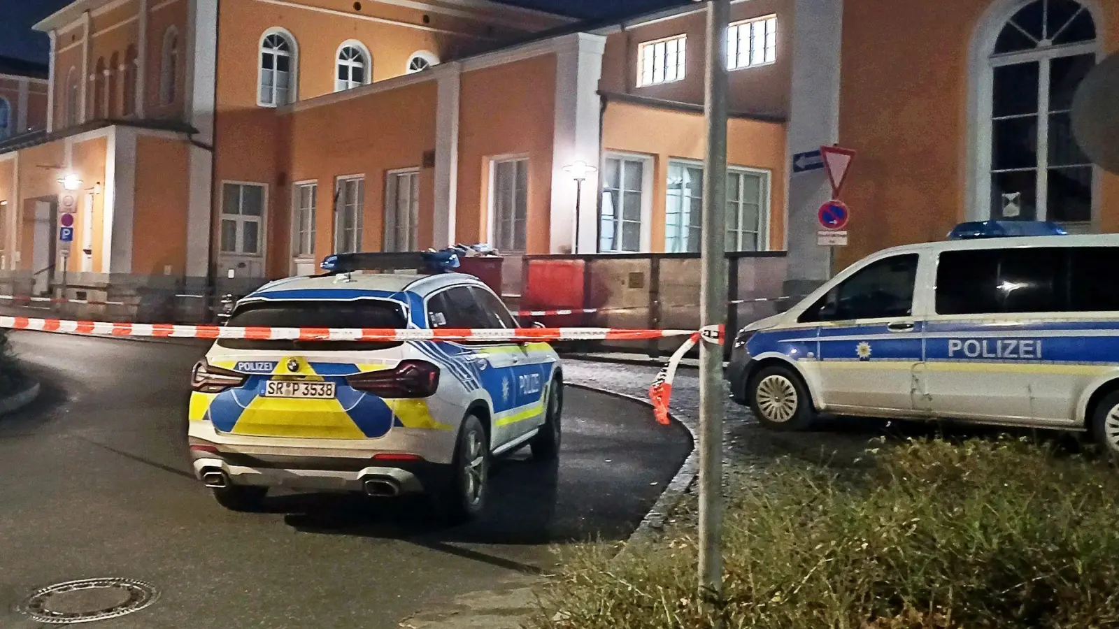 Die Polizei hatte den Bahnhof in Passau vorübergehend geräumt.  (Foto: Helmuth Riedl/zema-medien.de/dpa)