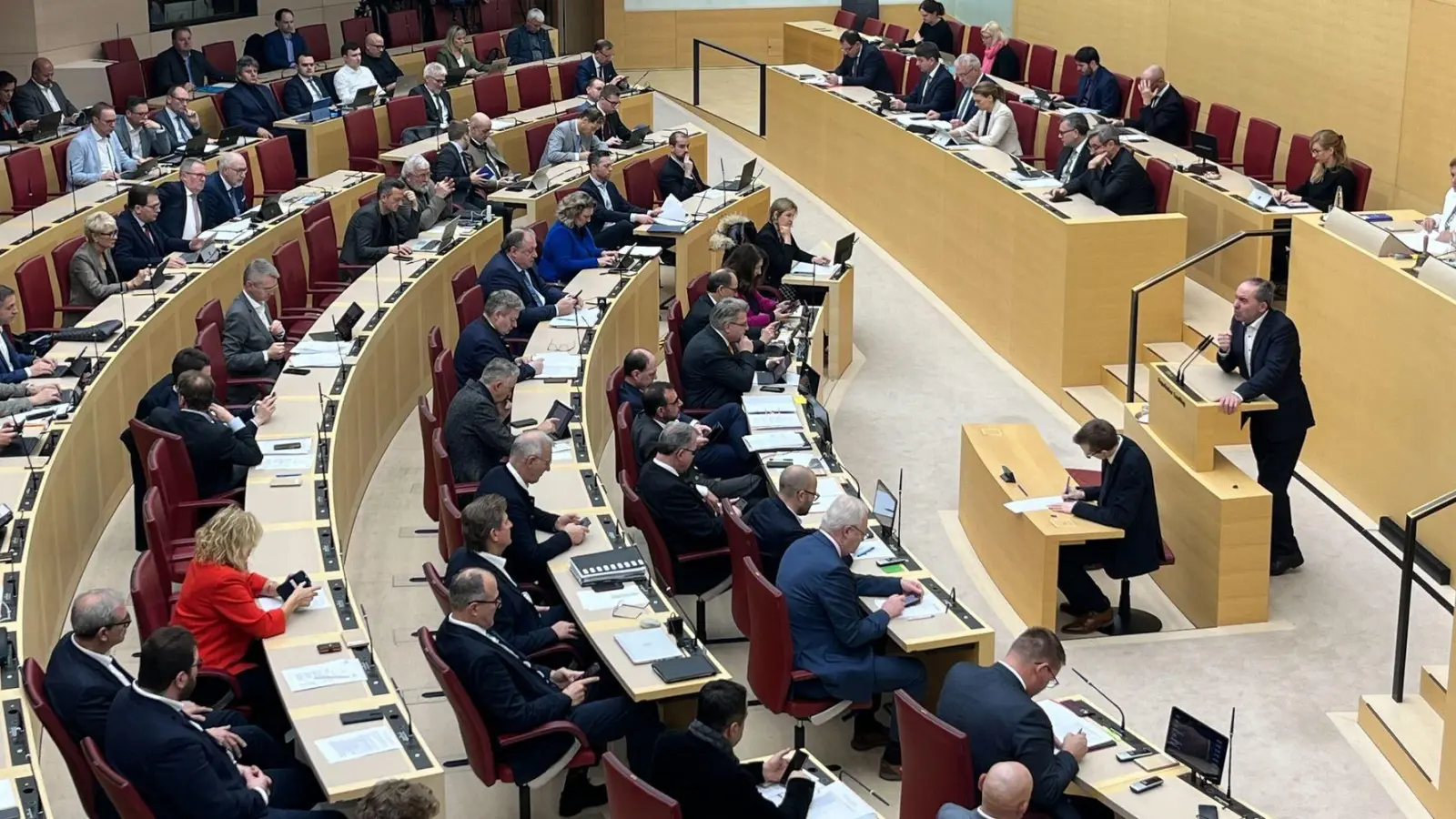 Der Bundestagswahlkampf ist eröffnet - auch im Landtag. (Foto: Christoph Trost/dpa)