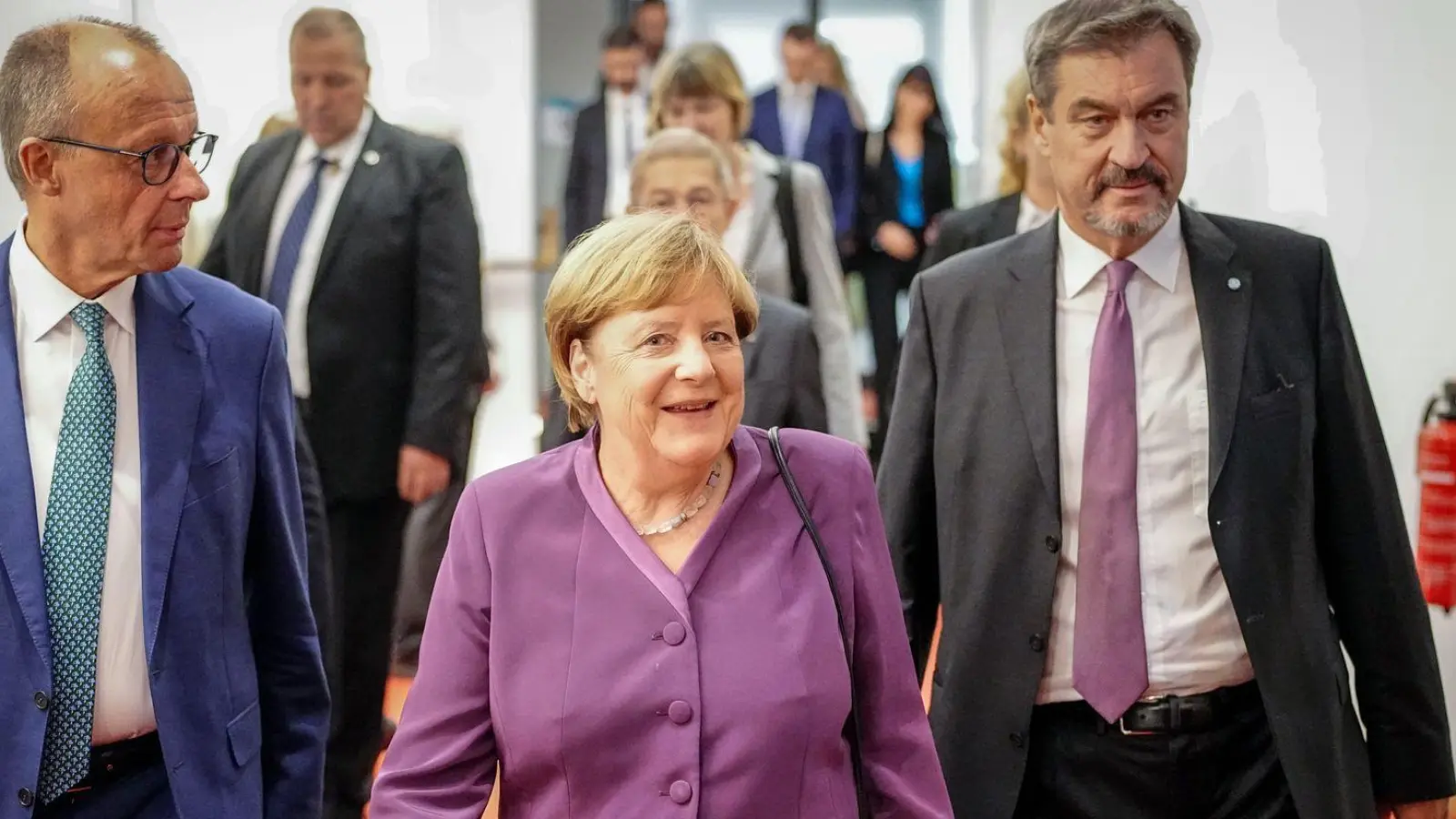 Markus Söder, CSU-Vorsitzender und Ministerpräsident von Bayern, und Friedrich Merz, CDU-Bundesvorsitzender und Unionsfraktionsvorsitzender, begleiteten Altkanzlerin Angela Merkel zu ihrem Platz. (Foto: Kay Nietfeld/dpa)