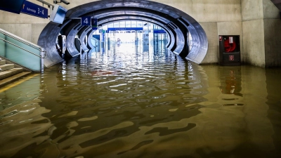 Der Bahnhof im österreichischen Tullnerfeld steht unter Wasser. (Foto: Christoph Reichwein/dpa)