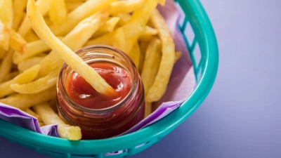 Er ist zu Pommes für viele ein Muss: Doch im Test war nur jeder zweite Ketchup empfehlenswert. Oft ist er zu süß oder mit Schimmelpilzgift versetzt. (Foto: Christin Klose/dpa-tmn)