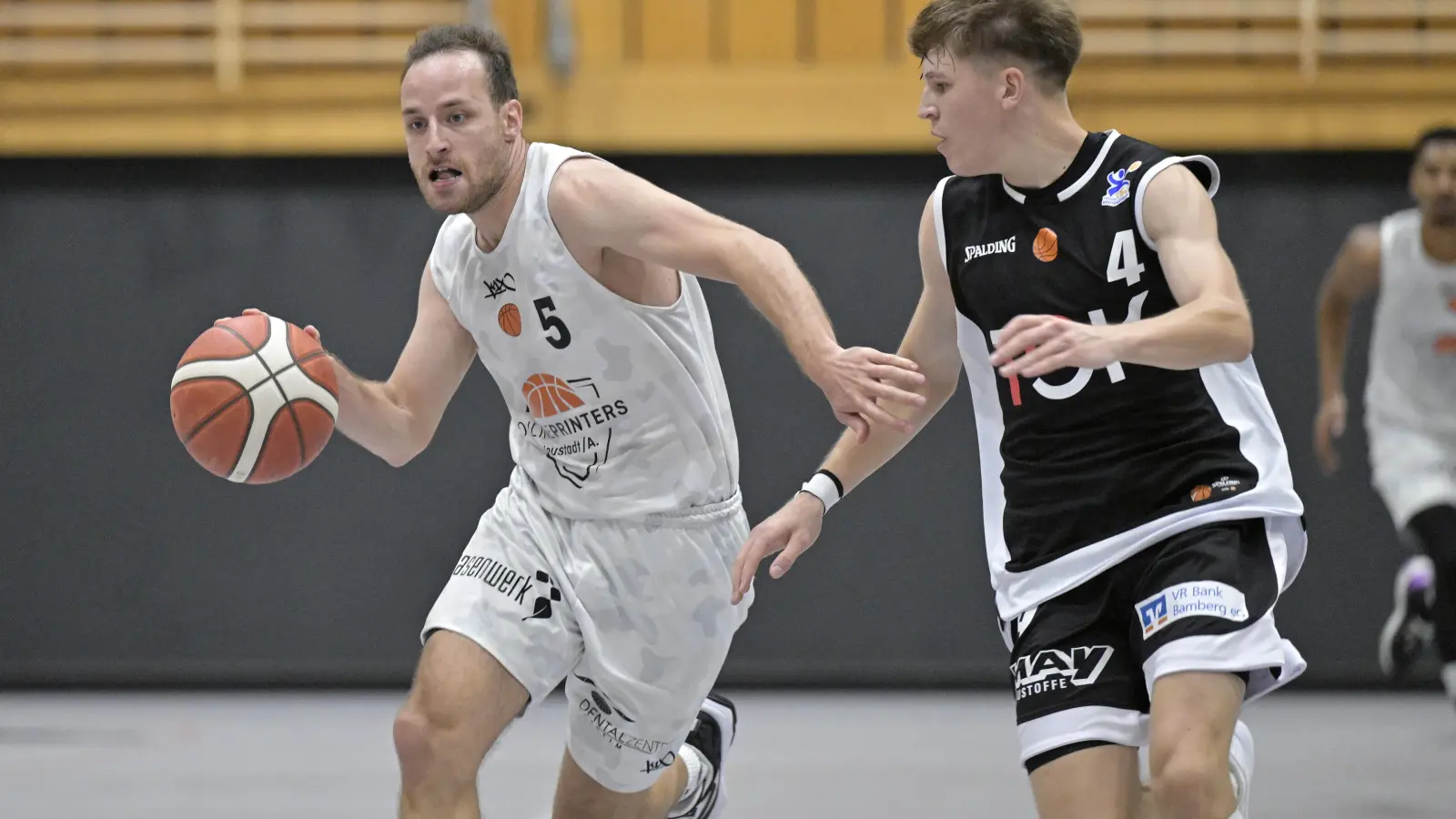 Stefan Herrmann (links, hier gegen Breitengüßbach) war noch der beste Neustädter im Heimspiel gegen Veitshöchheim. (Foto: Martin Rügner)