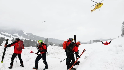 Bergretter im Einsatz im Bereich Fieberbrunn. Die Lawinensituation in Österreich hat für zahlreiche Rettungseinsätze gesorgt. (Foto: Zoom.Tirol/APA/dpa)