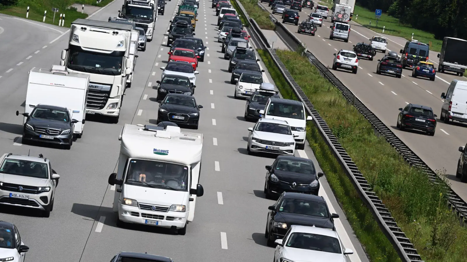 Am ersten Ferienwochenende in Bayern staut es sich vierlerorts. So auch auf der A8. (Archivbild) (Foto: Felix Hörhager/dpa)