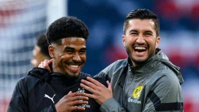 Dortmunds Ansgar Knauff (l) und Dortmunds Co-Trainer Nuri Sahin (r) lachen. (Foto: Tom Weller/dpa)