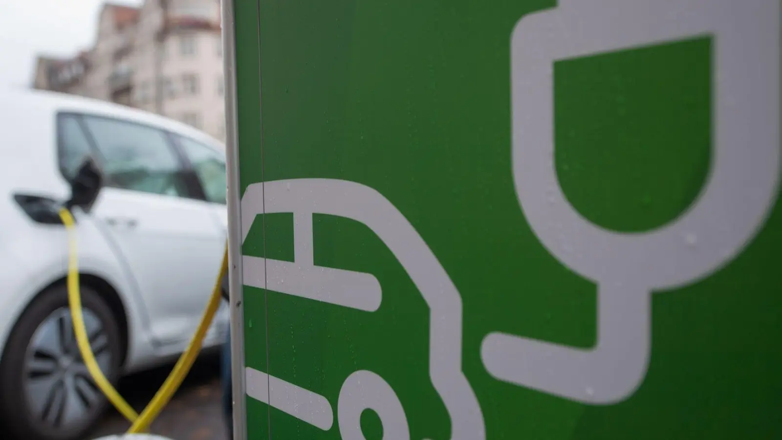 Bei der Kaufprämie soll laut dem CSU-Papier vor allem der Transportweg von der Montage zum Verkaufsort berücksichtigt werden. (Foto: Hendrik Schmidt/dpa)