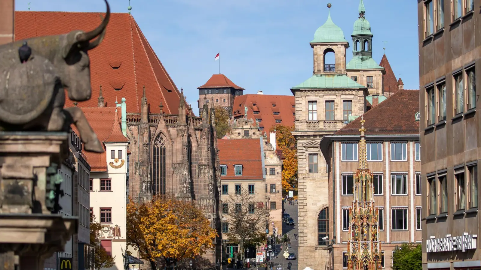 Im Stadtrat von Nürnberg müssen Fraktionen künftig mindestens vier Mitglieder haben. (Archivbild) (Foto: Daniel Karmann/dpa)