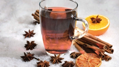 Beim Rosé-Glühwein paart sich fruchtiger Weinduft, der an Himbeeren oder Erdbeeren erinnert, mit den typischen Glühweingewürzen. (Foto: Deutsches Weininstitut/dpa-tmn)