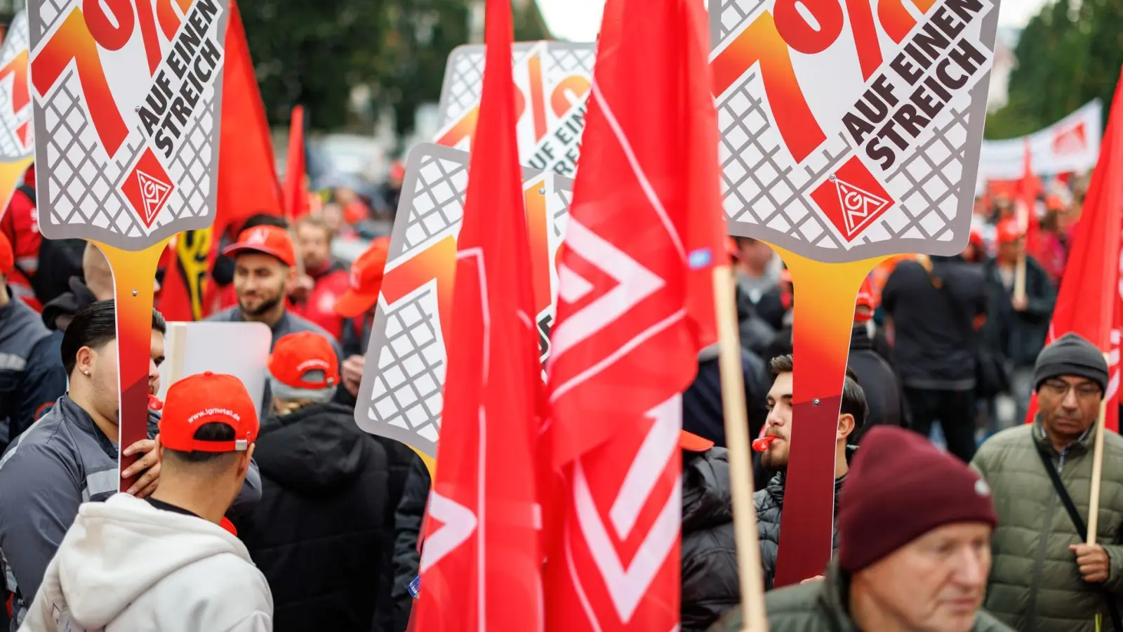 Warnstreiks: Metaller fordern sieben Prozent mehr Lohn. (Archivbild) (Foto: Daniel Karmann/dpa)