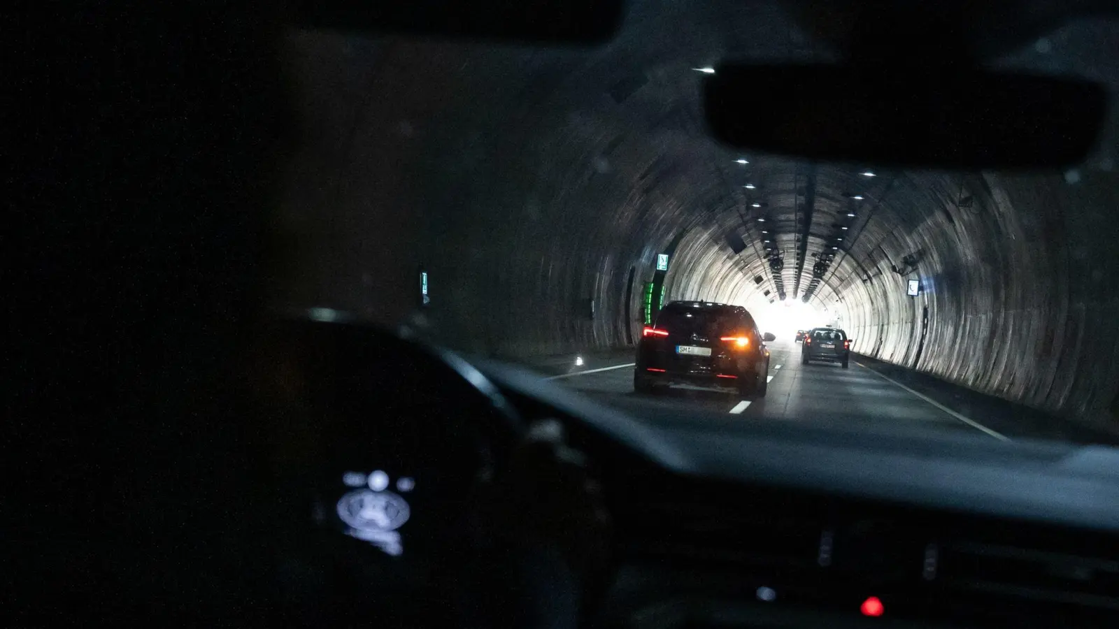 Bei Stau, Panne oder Brand in einem Tunnel ist besonnenes Verhalten besonders wichtig. (Foto: Hendrik Schmidt/dpa/dpa-tmn)