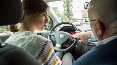 Auf der Suche nach einer geeigneten Fahrschule können auch Erfahrungswerte im Freundes- und Bekanntenkreis dienlich sein. (Foto: Christin Klose/dpa-tmn/Illustration)