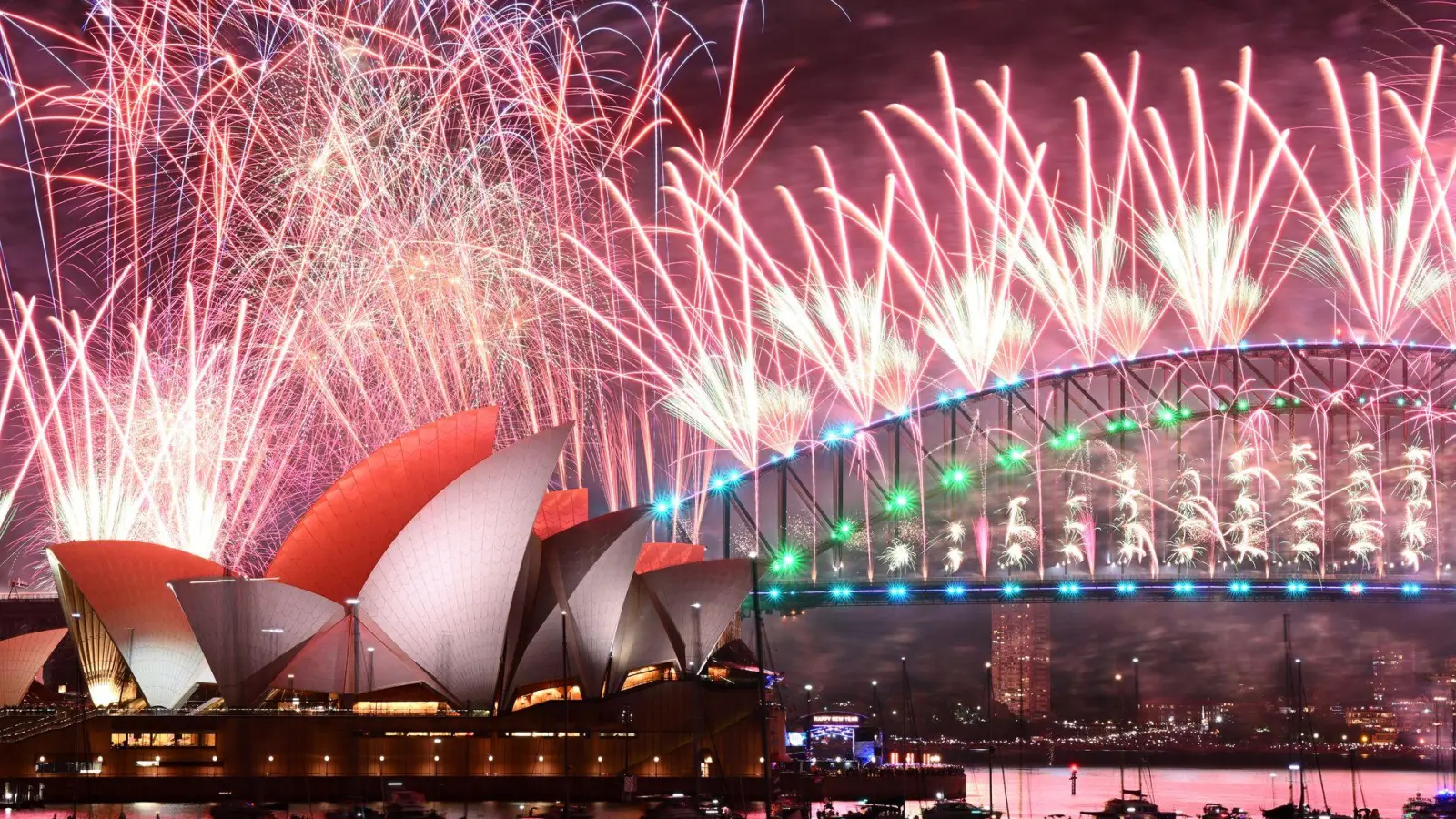 In Sydney soll das Feuerwerk in der Silvesternacht diesmal größer werden als je zuvor. (Archivbild vom letzten Jahr) (Foto: Dan Himbrechts/AAP/dpa)