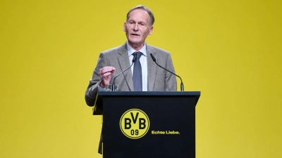 Hans-Joachim Watzke verteidigt auf der Mitgliederversammlung den Sponsoren-Deal des BVB mit Rheinmetall. (Foto: Bernd Thissen/dpa)