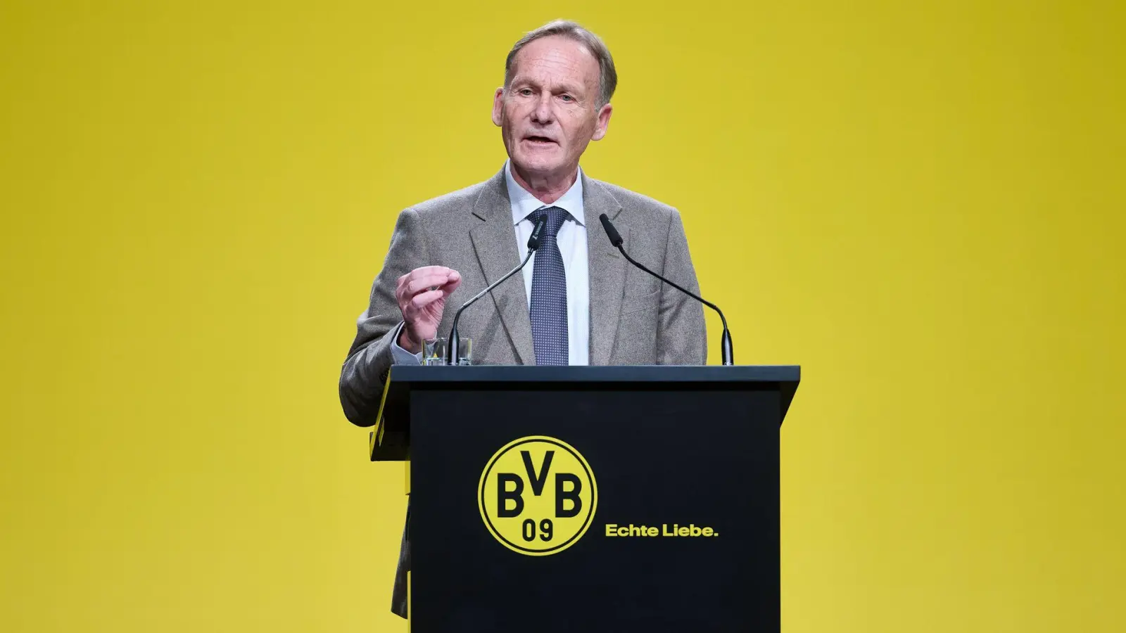 Hans-Joachim Watzke verteidigt auf der Mitgliederversammlung den Sponsoren-Deal des BVB mit Rheinmetall. (Foto: Bernd Thissen/dpa)