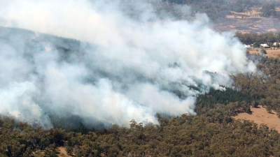 Feuerwehrleute kämpfen weiter gegen ein großes Buschfeuer im Westen Victorias. (Foto: David Crosling/NEWS CORP POOL via AAP/dpa)