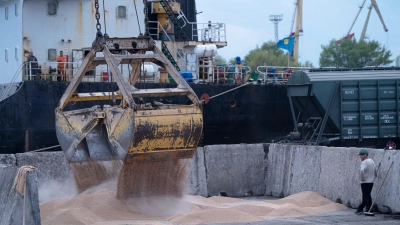 Arbeiter verladen Getreide in einem Getreidehafen im ukrainischen Ismajil (Archivbild). Moskau hat weite Teile des Schwarzen Meeres als gefährlich für die Schifffahrt erklärt. (Foto: Andrew Kravchenko/AP/dpa)