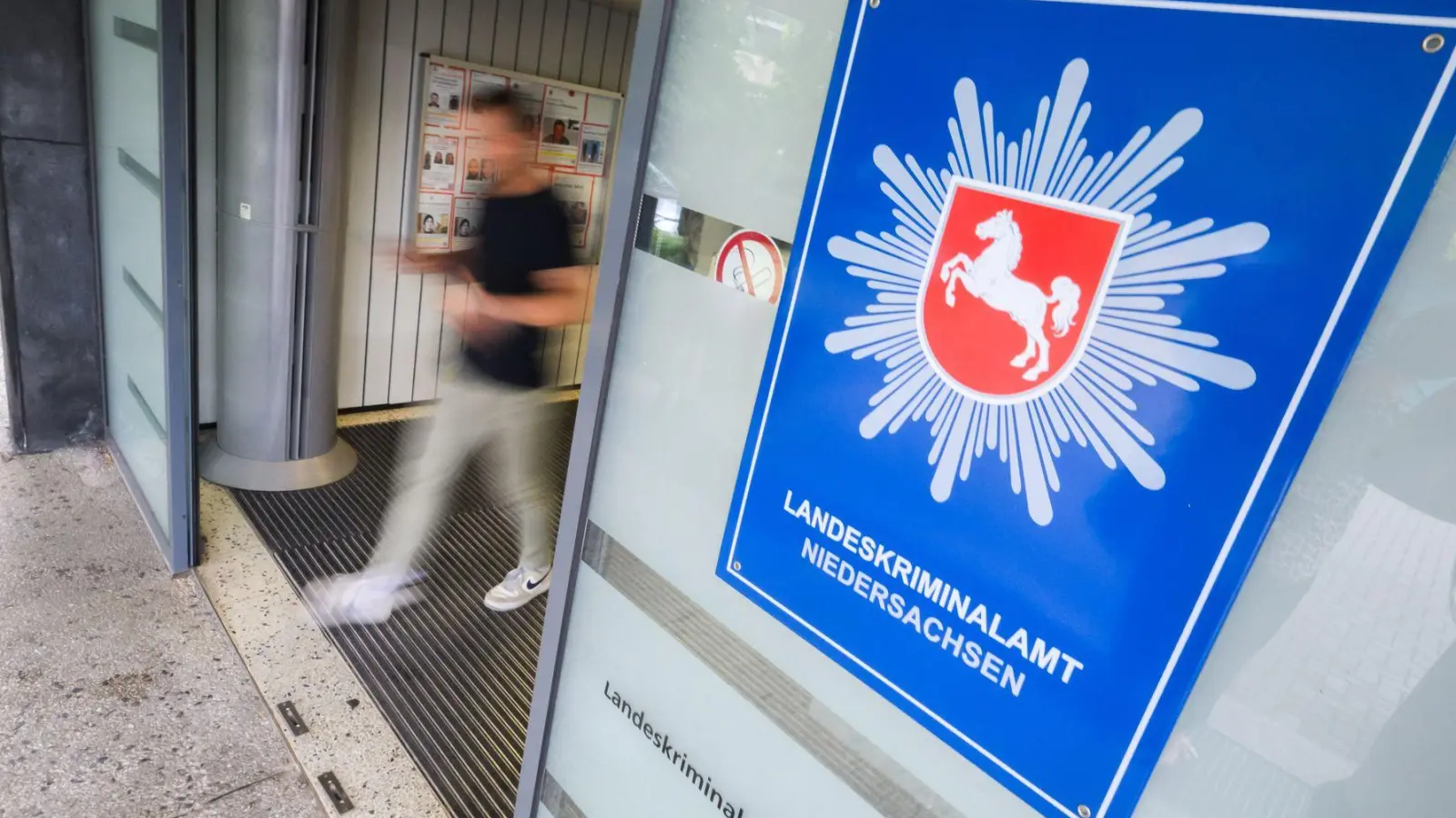 Die Ermittler rücken zu Durchsuchungen in Berlin und Frankfurt an - bei einer „unverdächtigen Person“. (Symbolbild) (Foto: Julian Stratenschulte/dpa)