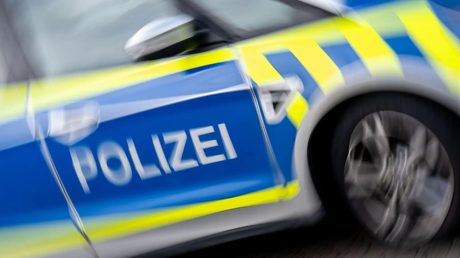 In Augsburg stoppte die Polizei einen 25-jährigen Autofahrer, der mit überhöhter Geschwindigkeit und unter Alkoholeinfluss unterwegs war. (Symbolbild) (Foto: Hendrik Schmidt/dpa)