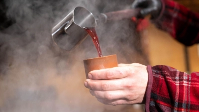 Glühwein darf nicht verwässert werden. Doch wer Bockbierwürze untermischt, macht genau das, so ein Gericht. (Foto: Florian Schuh/dpa-tmn)