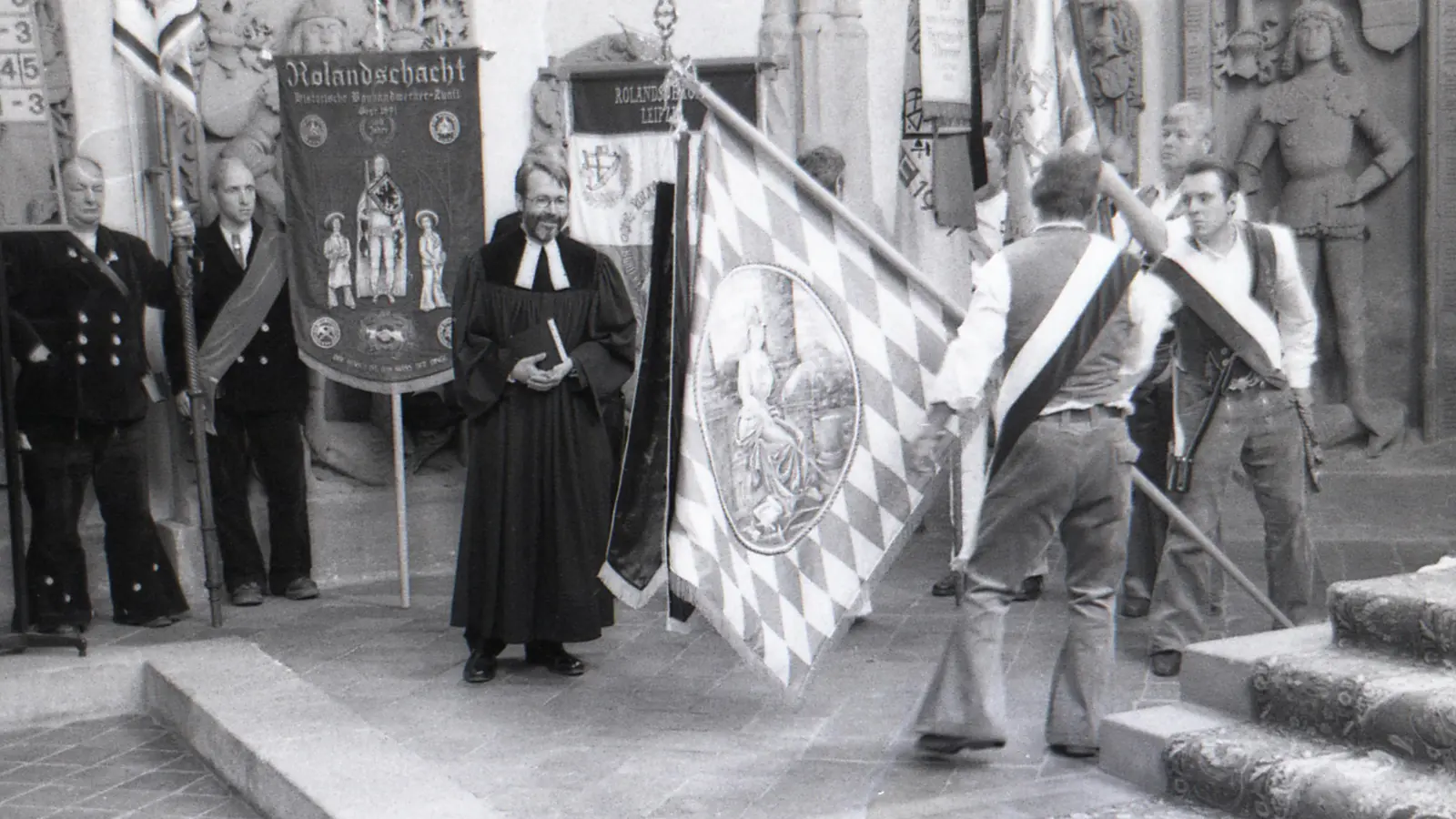 Ein Dokument der Feierlichkeiten zum 275-jährigen Bestehen in der Schwanenritterkapelle: Anno 1999 hatte die Zunft der Maurer und Steinhauer noch 43 Mitglieder. (Archivbild: Alexander Biernoth)