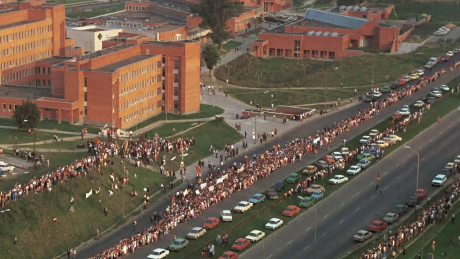 Zwei Millionen Esten, Letten und Litauer reihten sich 1989 in die Menschenkette „Baltischer Weg“ ein. (Archivbild) (Foto: A. Sabaliauskas/Tass/dpa)