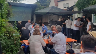 Das Altstadtfest in Bad Windsheim hat am Freitagabend begonnen. Einheimische und ihre Gäste genießen das Ambiente, lauschen der Musik und lassen es sich gut gehen. (Foto: Anna Franck)