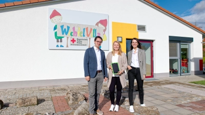 Kreisgeschäftsführer Christian Bernhard, stellvertretende Leiterin Doreen Schaffrina und die Leitung Theresa Magerl versuchen die Medienkompetenzen bereits im Kindergarten zu fördern. (Foto: Tizian Gerbing)