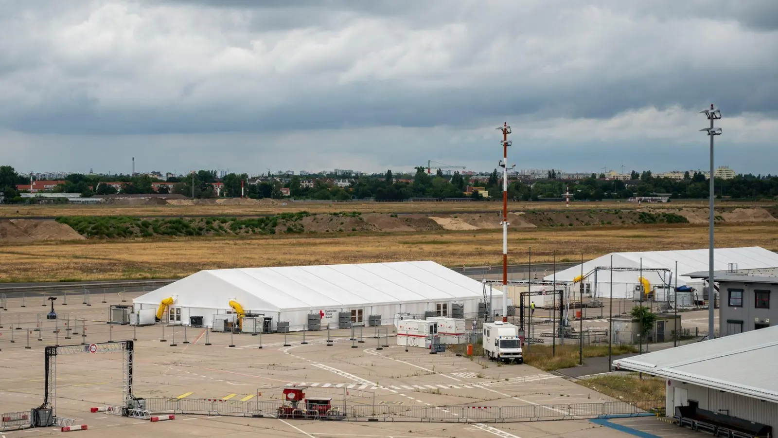 Das DRK betreibt das Pilotprojekt „Labor Betreuung 5000“. Zum Einsatz kam es etwa als Notunterkunft für Flüchtlinge am ehemaligen Berliner Flughafen Tegel. (Archivfoto) (Foto: Christophe Gateau/dpa)