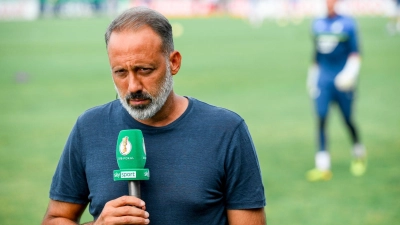 Hoffenheims Trainer Pellegrino Matarazzo will seine Spieler mental auf mögliche Unruhen vorbereiten. (Foto: Daniel Vogl/dpa)