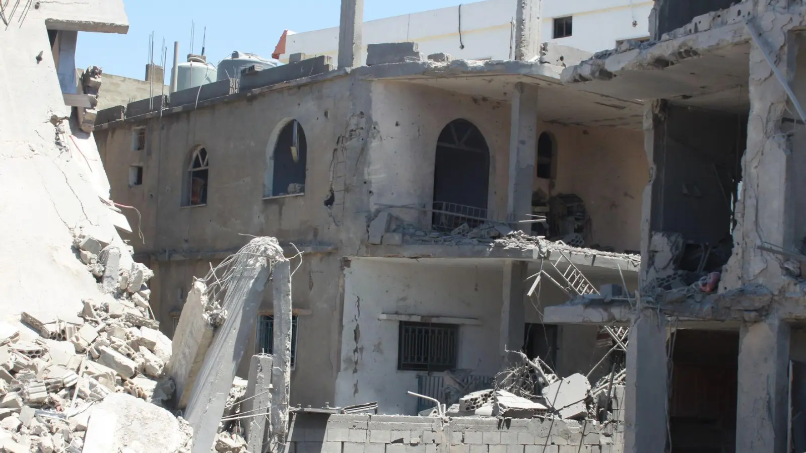 Gebäude in Chiyam (Libanon), die durch einen israelischen Luftangriff zerstört wurden. (Foto: Taher Abu Hamdan/XinHua/dpa)