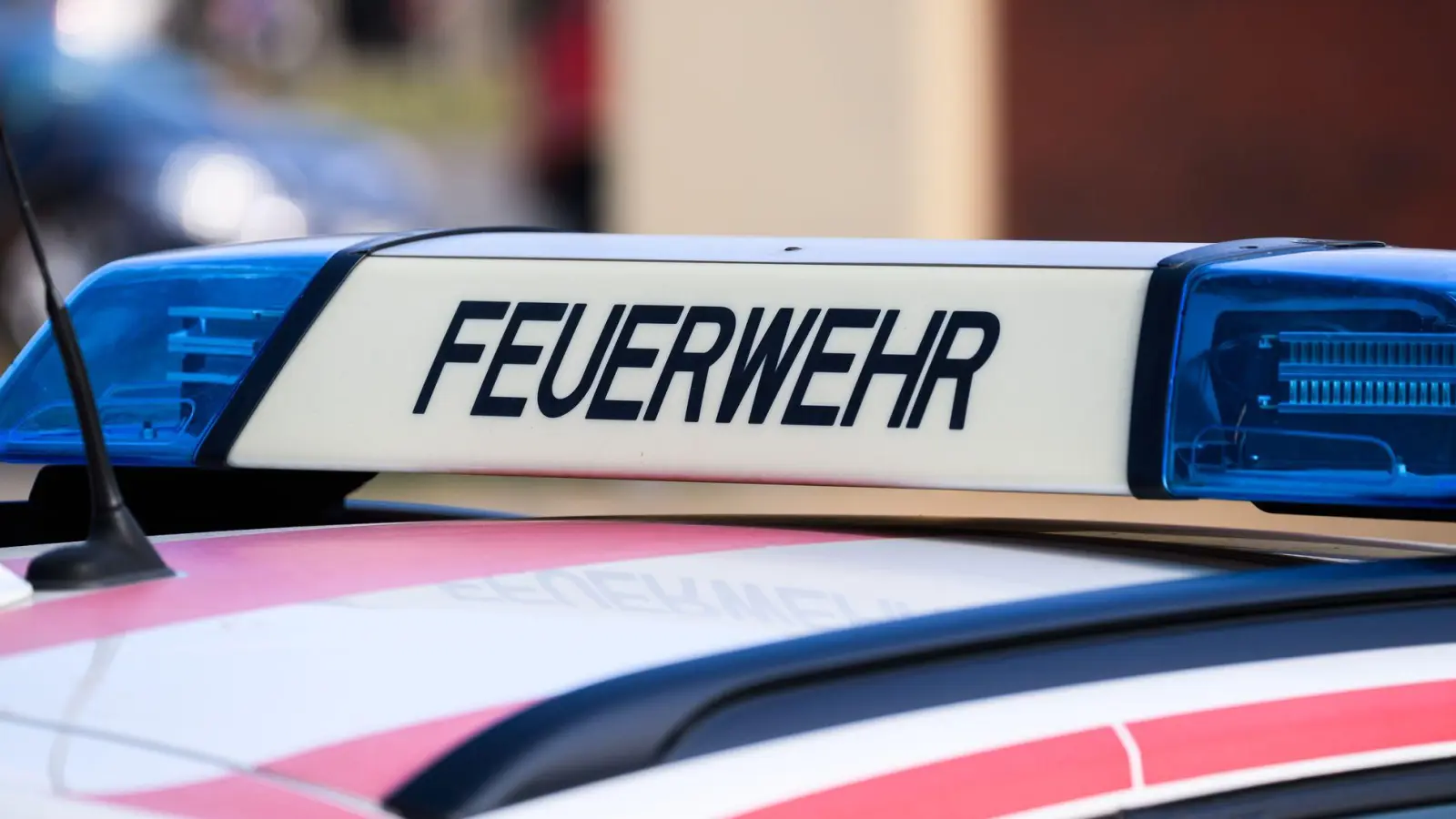 Die Feuerwehr war bei einem Brand in Fürth für mehrere Stunden im Einsatz. (Symbolbild) (Foto: Robert Michael/dpa)