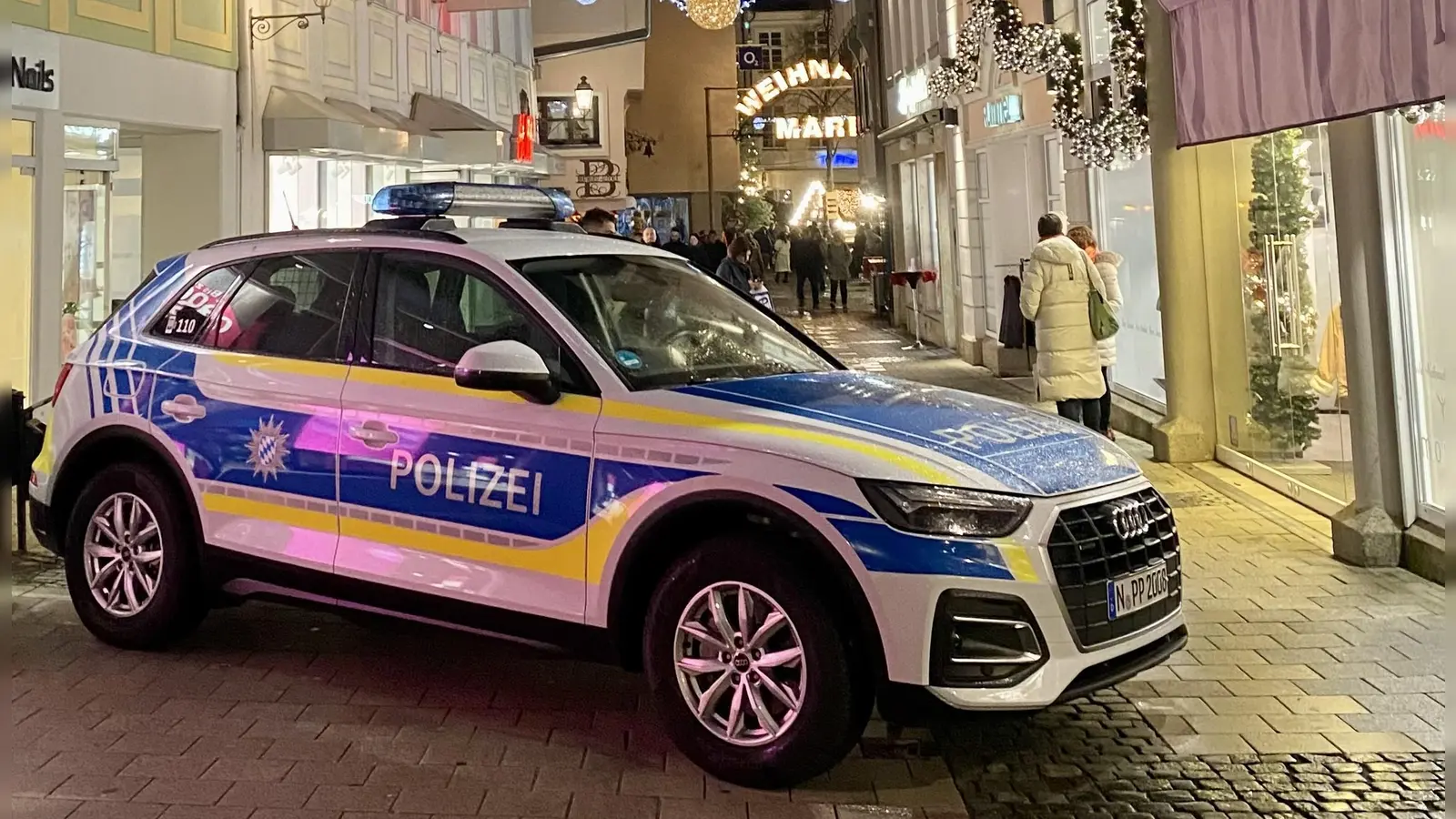 Alle Zufahrten zum Ansbacher Weihnachtsmarkt wie hier die Uzstraße wurden zusätzlich gesichert.  (Foto: Lara Hausleitner)