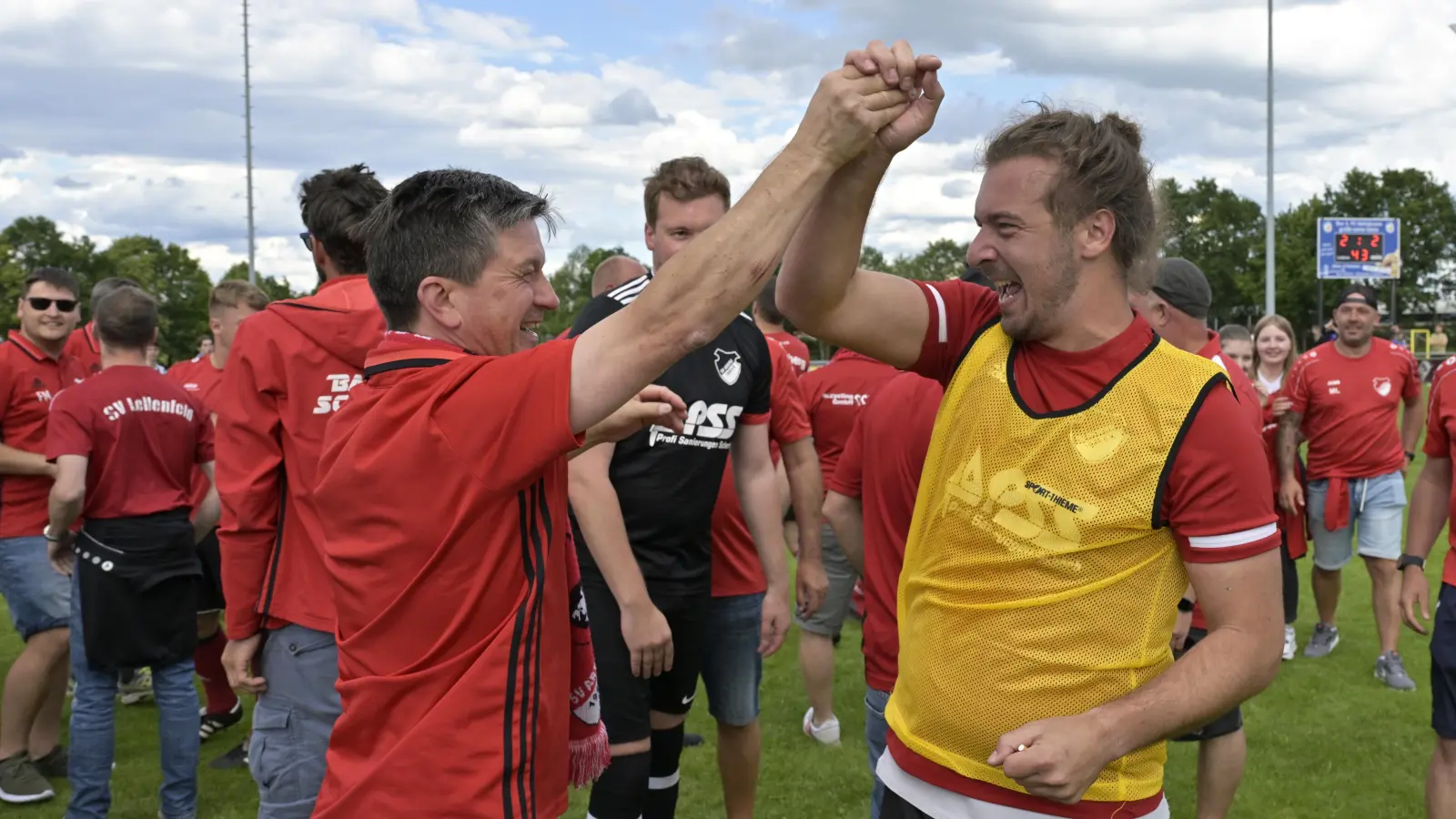 Endlich oben: Der Arberger Spielertrainer Christoph Nagler (rechts) erlebte ein Wechselbad der Gefühle beim Relegationsspiel gegen die Bayern Kickers Nürnberg. Umso erleichterter war er nach dem Schlusspfiff in Heilsbronn. (Foto: Martin Rügner)