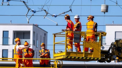 Der Regionalverkehr zwischen Nürnberg und Fürth ist wegen einer Oberleitungsreparatur derzeit massiv beeinträchtigt. (Symbolbild: Lennart Preiss/dpa)