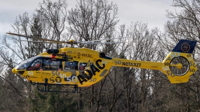 Mit dem Rettungshubschrauber Christoph 1 wurde der 24-Jährige aus dem Wasser geholt. (Symbolbild) (Foto: Peter Kneffel/dpa)