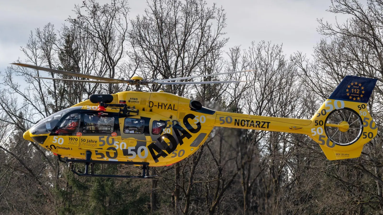 Mit dem Rettungshubschrauber Christoph 1 wurde der 24-Jährige aus dem Wasser geholt. (Symbolbild) (Foto: Peter Kneffel/dpa)