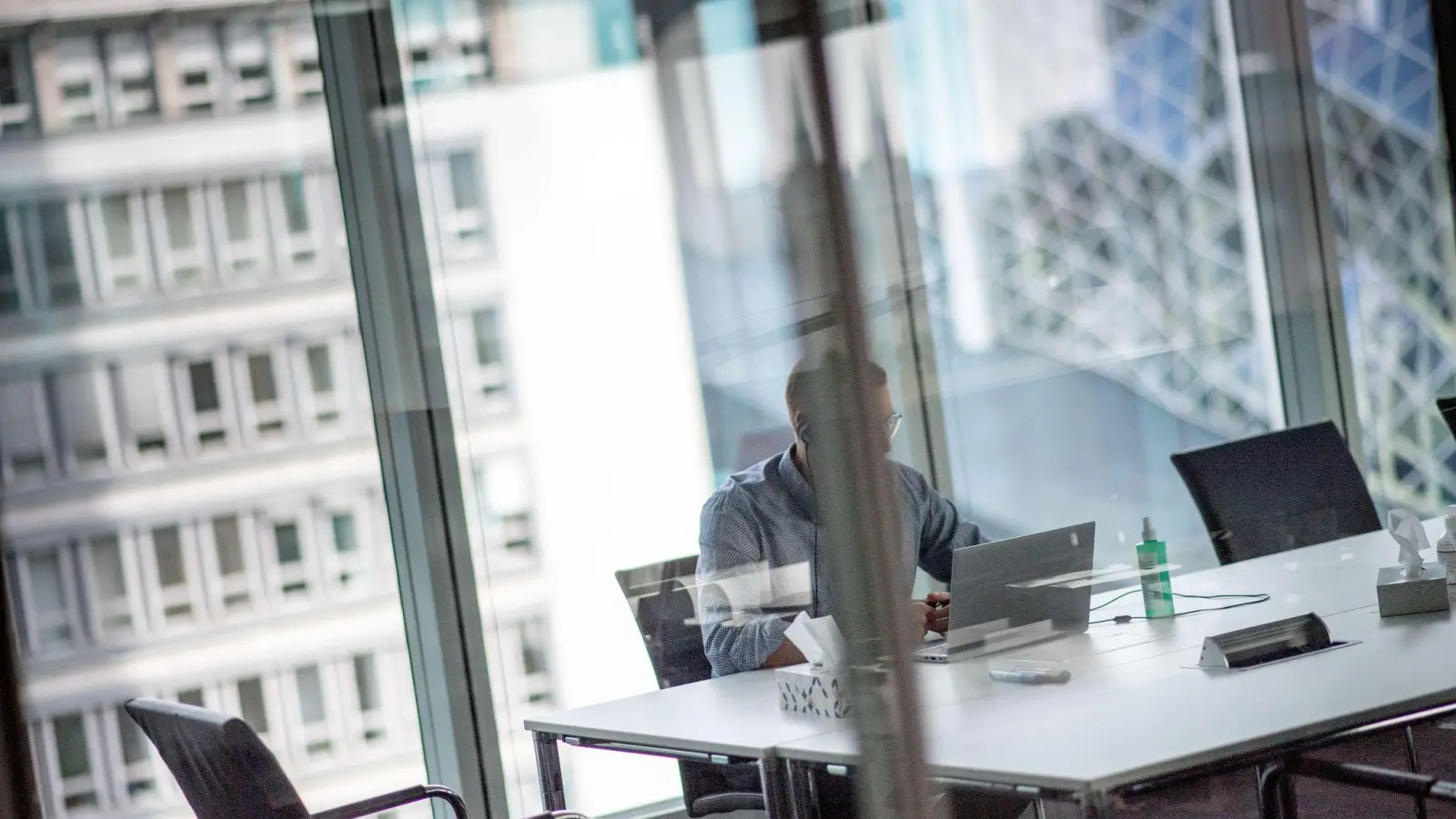 Auch wenn viel auf dem Schreibtisch liegt: Arbeitgeber können Überstunden in der Regel nur dann anordnen, wenn eine entsprechende Regelung im Arbeits- oder Tarifvertrag oder in einer Betriebsvereinbarung zu finden ist. (Foto: Zacharie Scheurer/dpa-tmn)