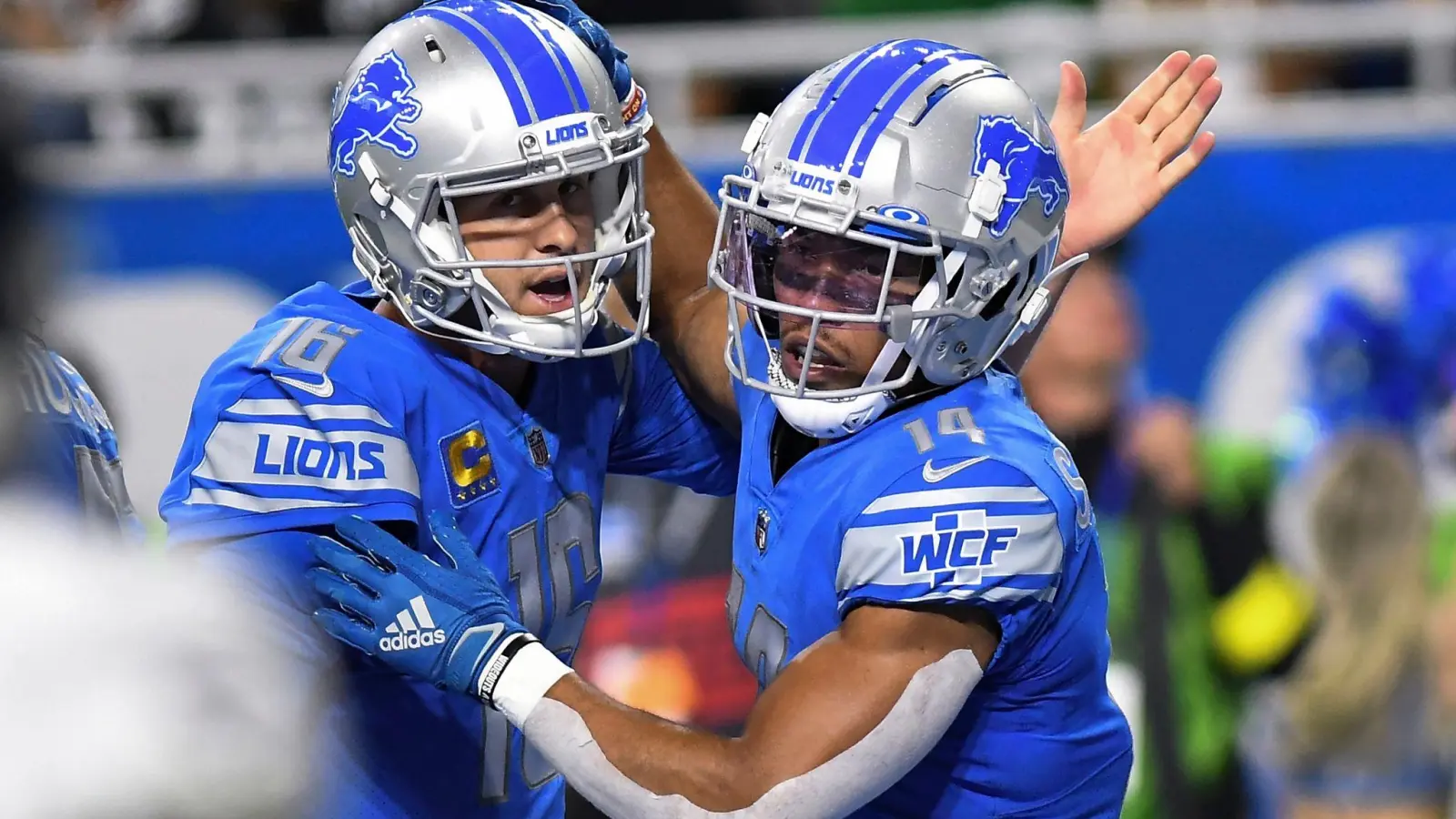 Detroits Amon-Ra St. Brown (r) jubelt mit seinem Quarterback Jared Goff über einen Touchdown. (Foto: Lon Horwedel/AP/dpa)