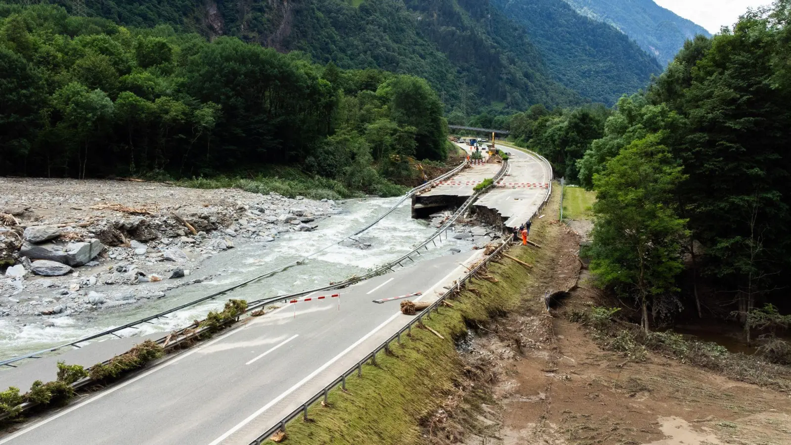 200 Meter der Autobahn A13 wurden im Rekordtempo wieder hergestellt. (Archivbild) (Foto: Samuel Golay/KEYSTONE/TI-PRESS/dpa)