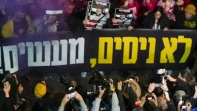 Israelis protestieren in Tel Aviv gegen die Regierung von Ministerpräsident Netanjahu. (Foto: Ariel Schalit/AP/dpa)