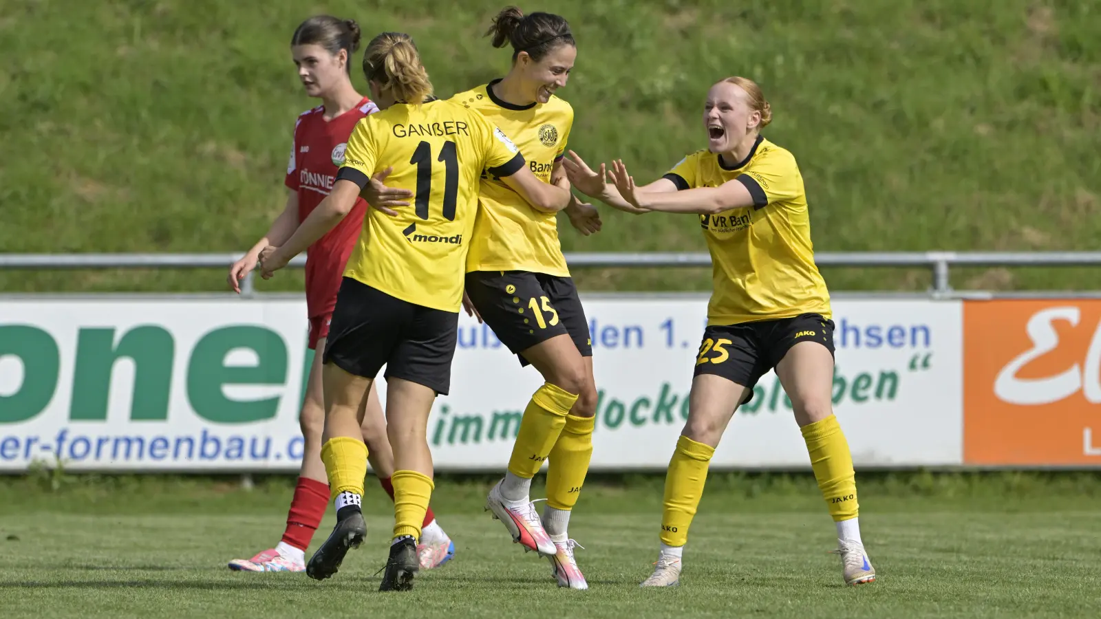 Da war er drin: Marlene Ganßer, Annika Kömm und Solveig Schlitter (von links) jubeln über das Weinberger 1:0 gegen Gütersloh. (Foto: Martin Rügner)