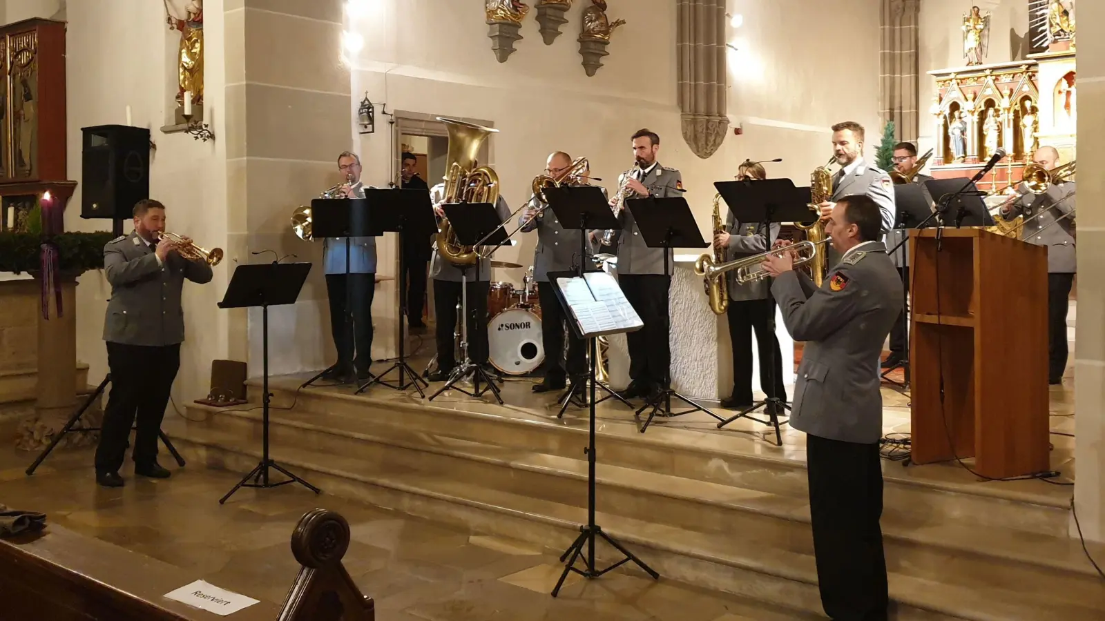 Gaben ein Benefizkonzert im Liebfrauenmünster von Wolframs-Eschenbach: Musiker des Heeresmusikkorps Veitshöchheim am Nikolaustag. (Foto: Christina Özbek)